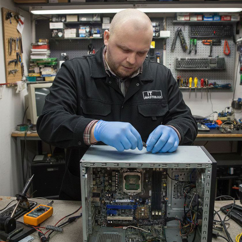 Сервис IT-Master Мастер по ремонту компьютеров за работой в Алматы